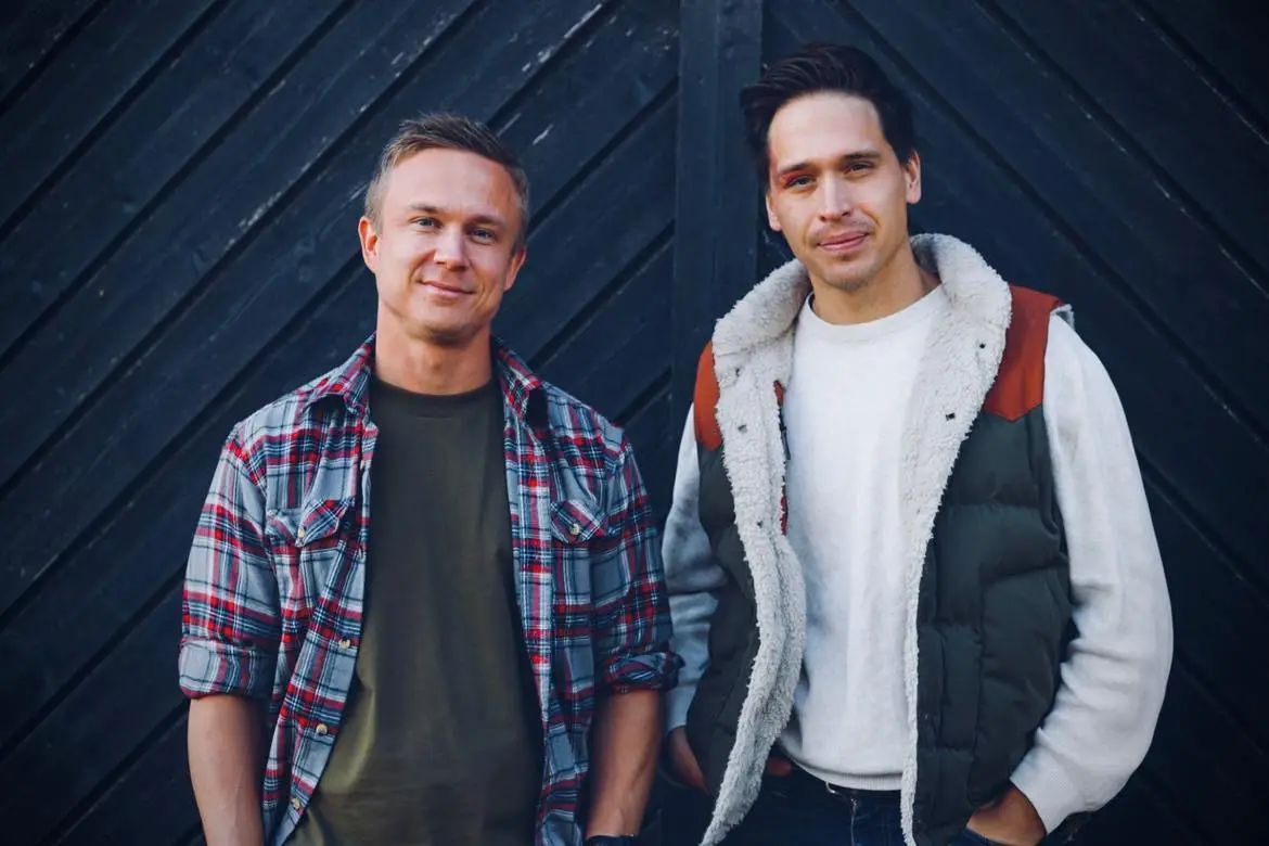 2 grabbar som jobbar med luftvärmepumpar